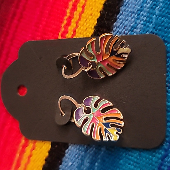 Handmade Metal Montera Leaf Earrings - Picture 4 of 5